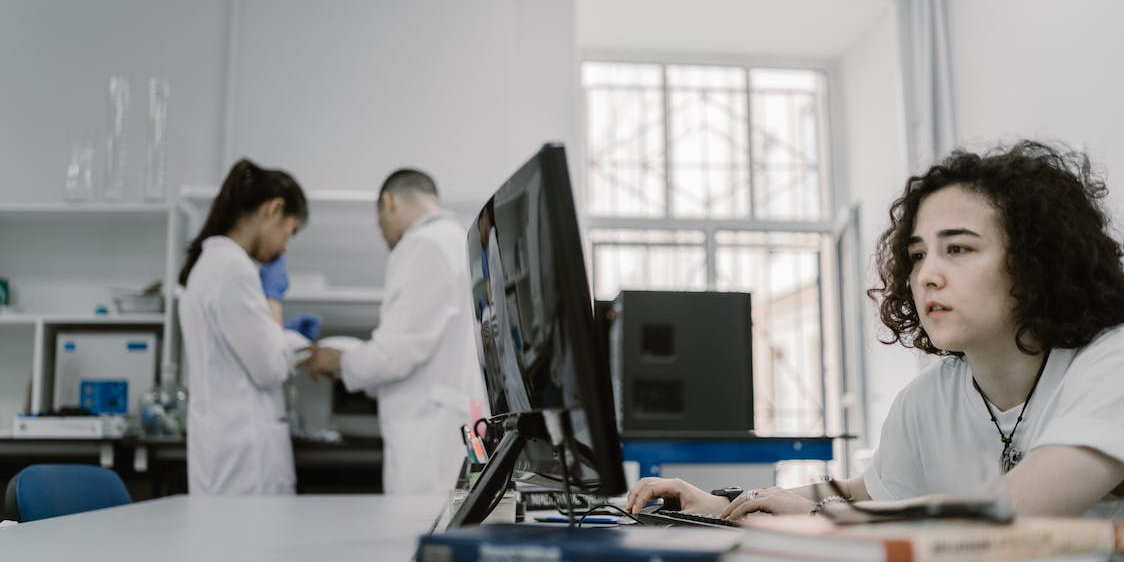 medical-research A medical research team is working.